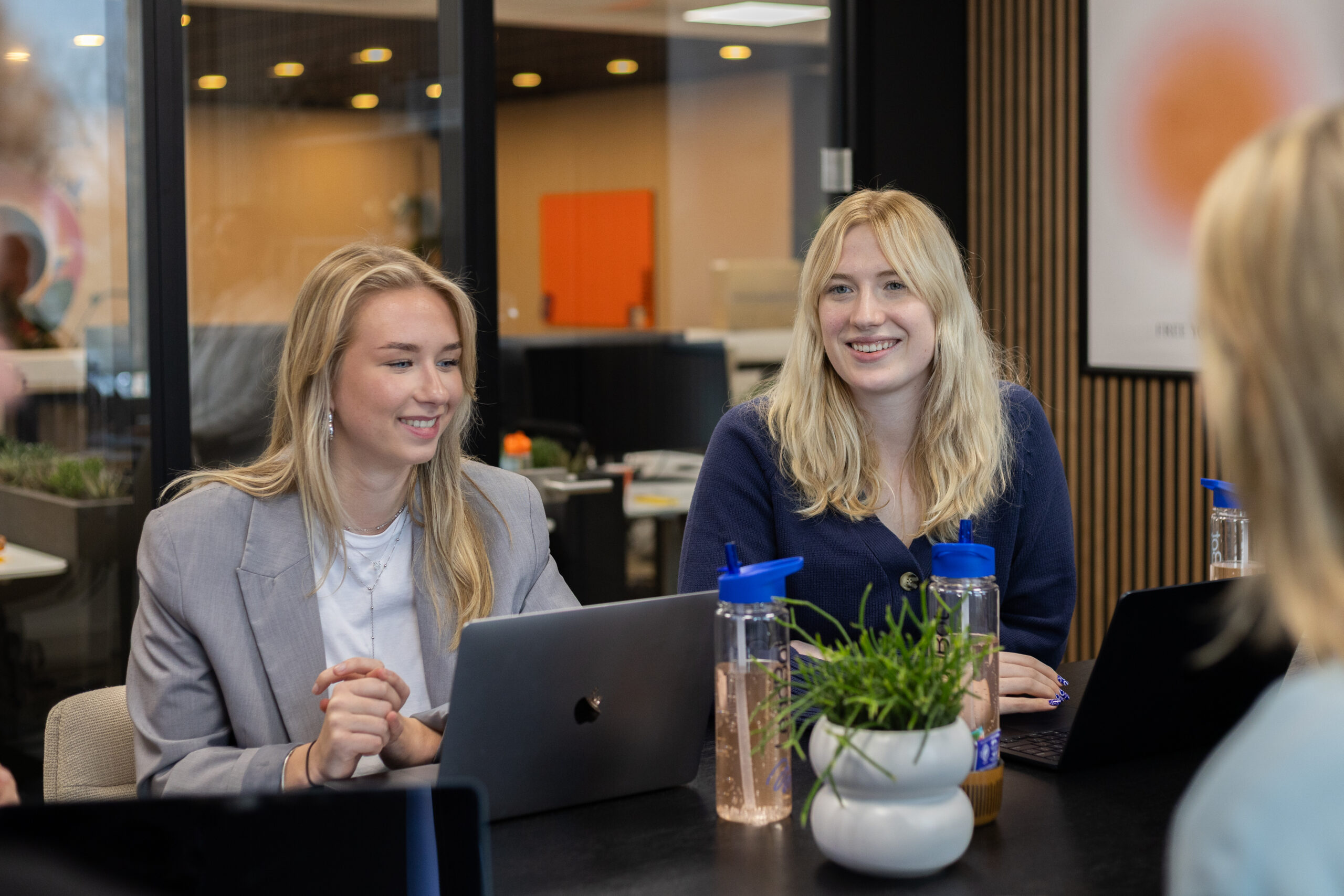 Sfeer op kantoor bij LeadBot