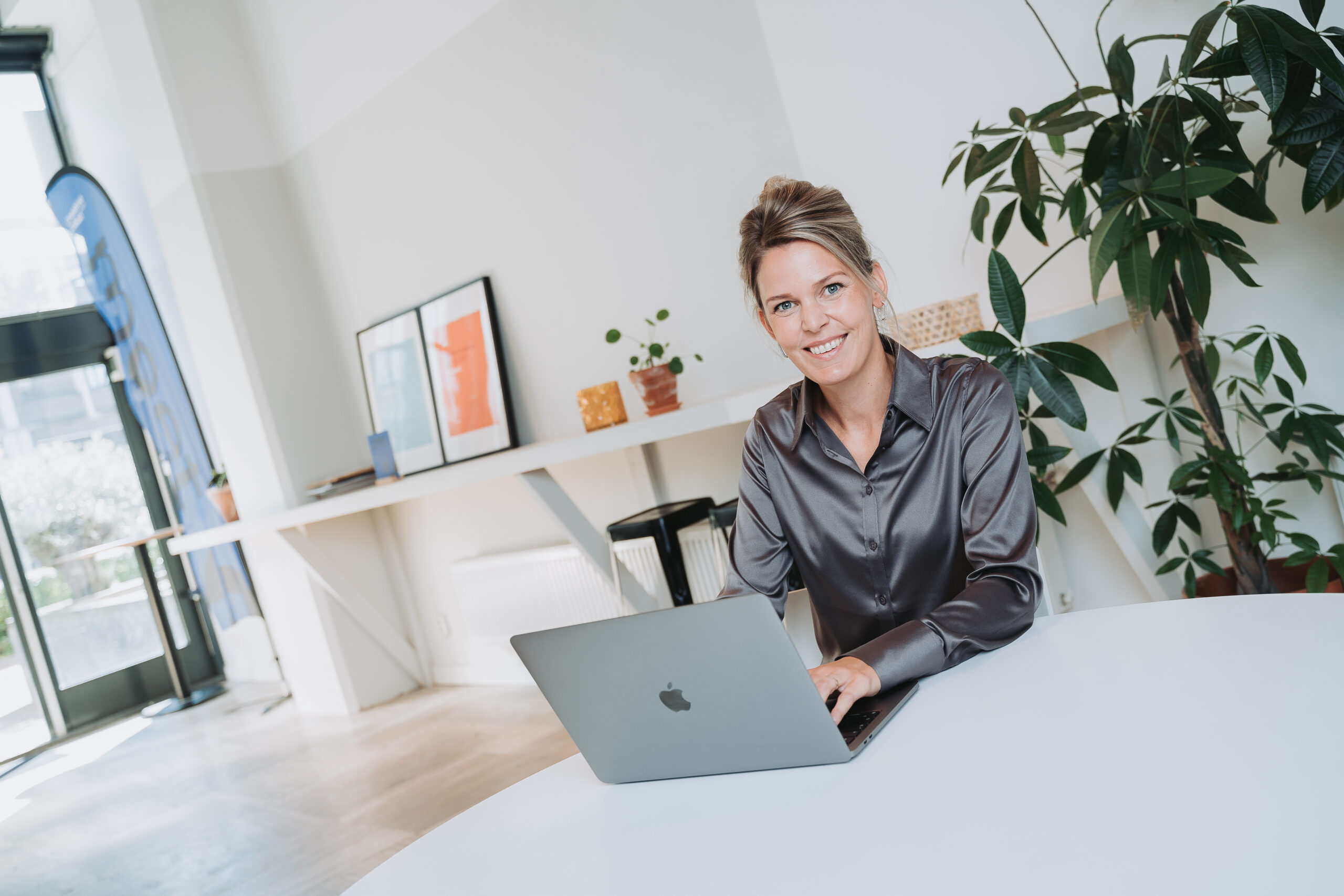 Collega Marijke op kantoor