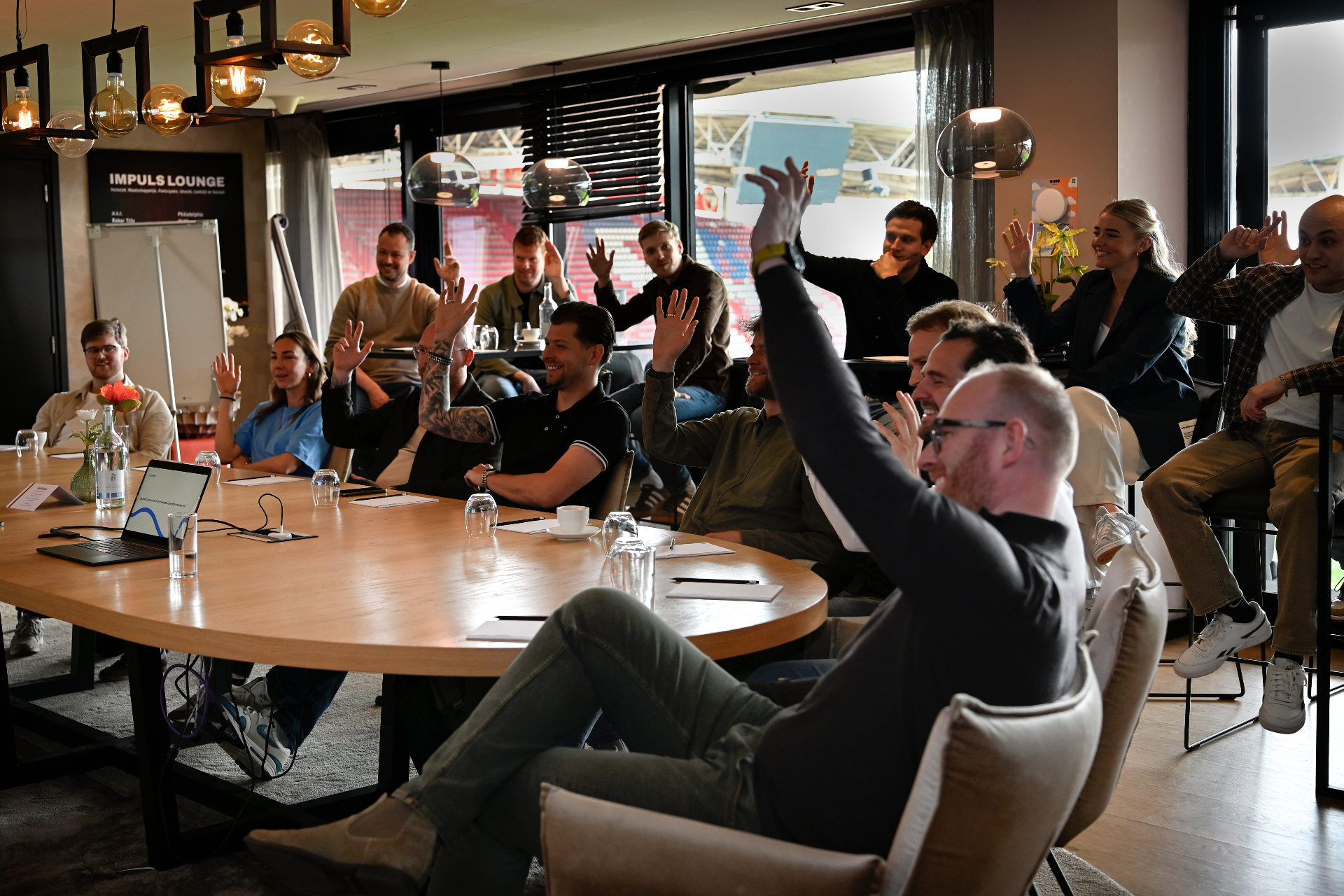 Partners stemmen met opgestoken handen op de beste ideeën