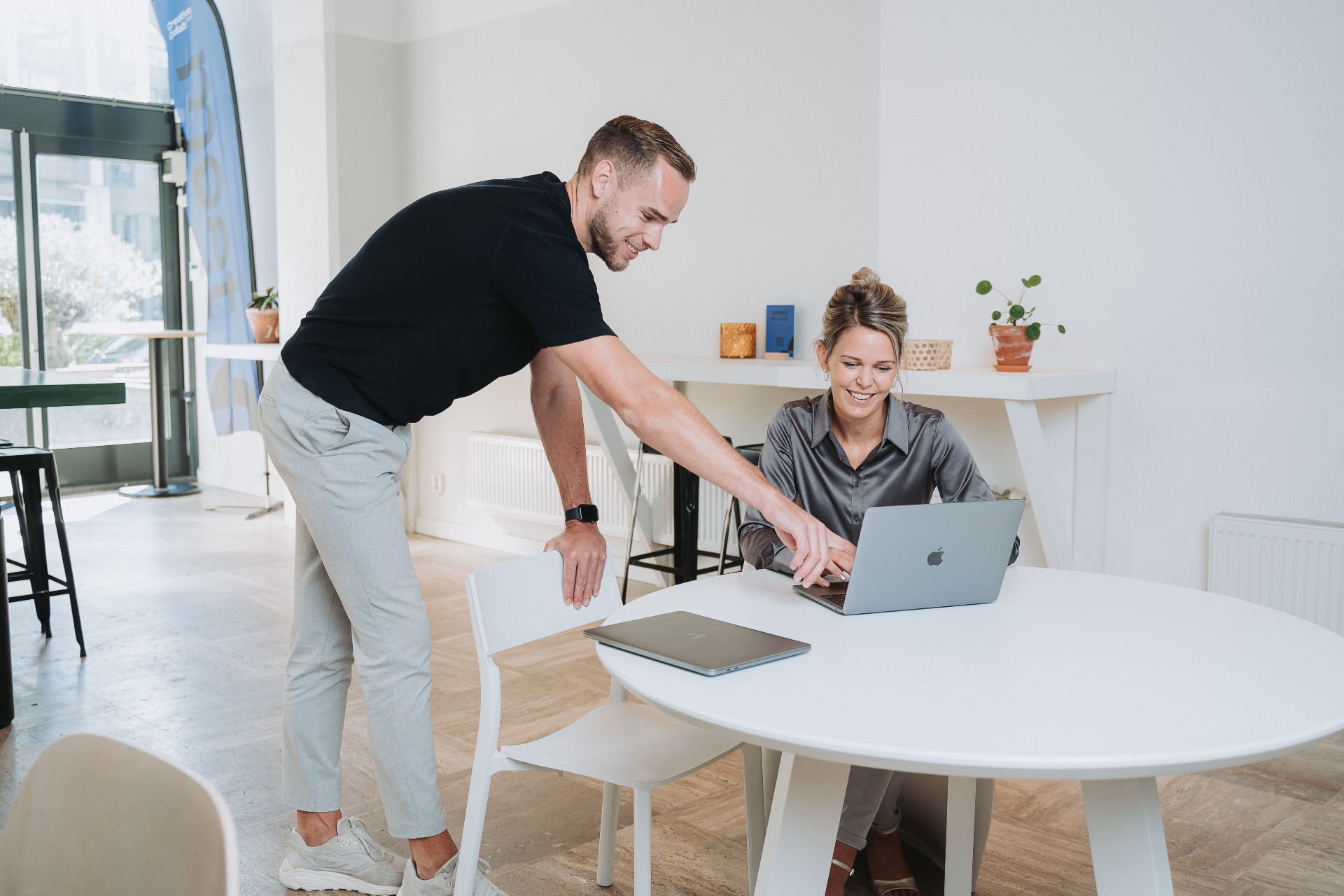 LeadBot collega's werken samen achter een laptop