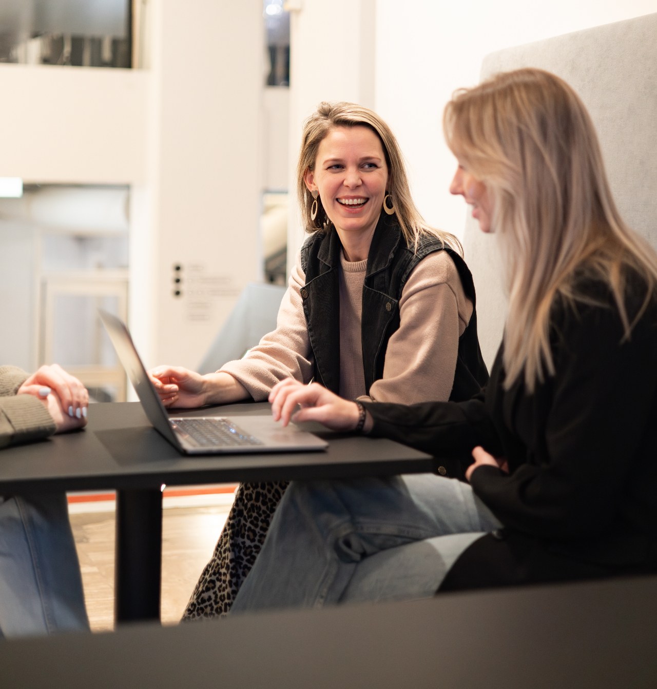 Twee collega's bespreken herkende bedrijven in LeadBot